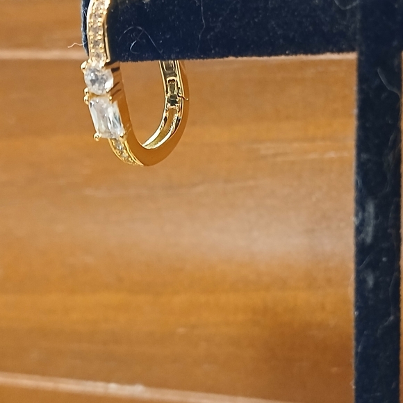 💥 Beautiful Small CZ Carabiner Hoops 💥14K Gold over Brass💥 - Picture 8 of 13